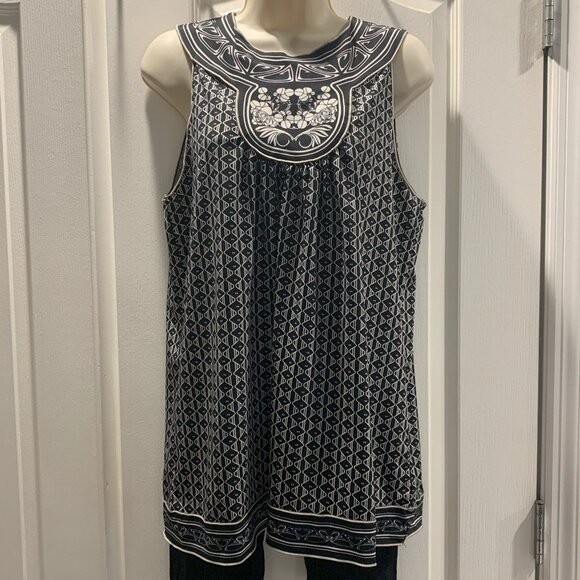 Max Edition Sleeveless Top in Black and White - Picture 1 of 5
